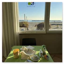 sala da pranzo vista mare
