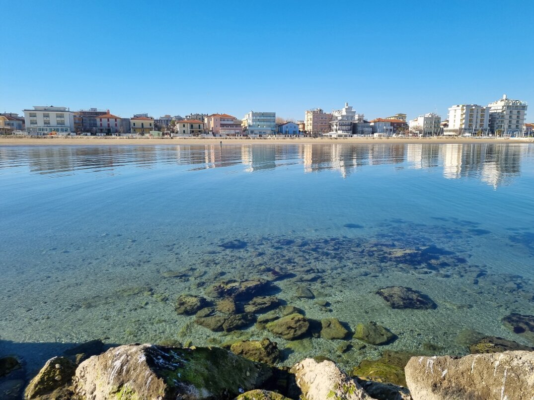 Vista dell'hotel dal mare