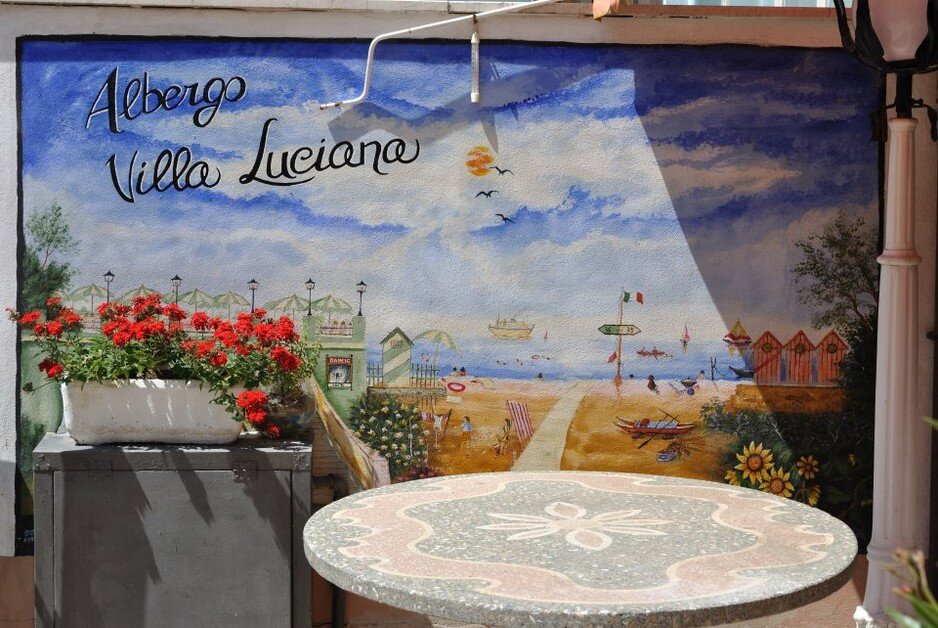 Il murales nel terrazzo sul lungomare Il murales nel terrazzo sul lungomare