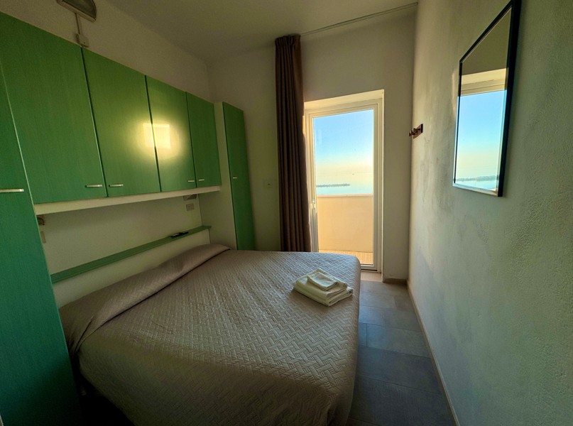 Camera d’hotel con balcone e vista mare laterale