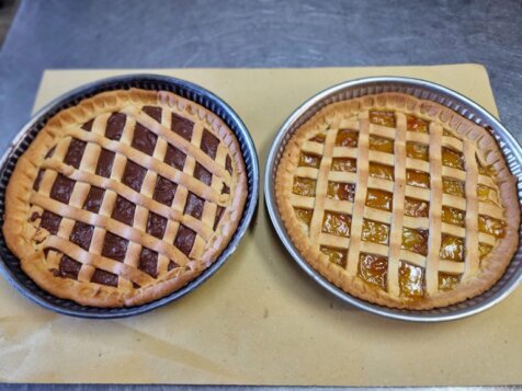 Sala ristorante luminosa con buffet di torte fatte in casa