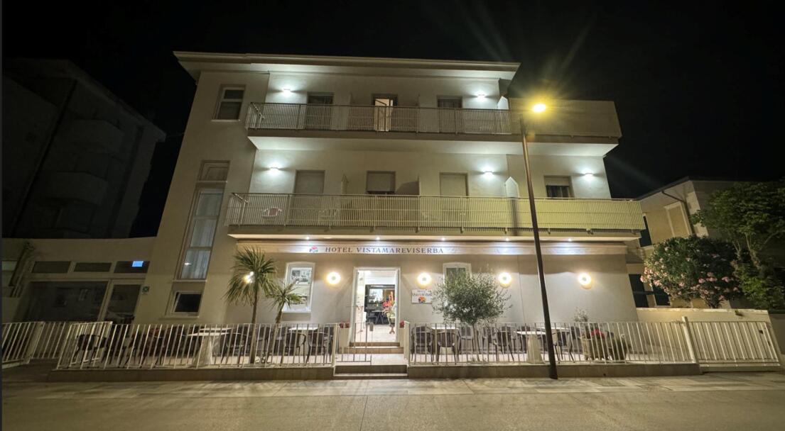 Sala ristorante luminosa dell’Hotel VistaMare a Viserba