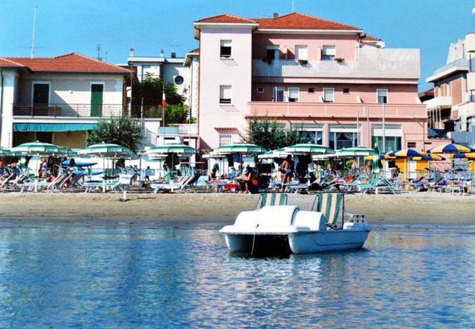 Hotel di Viserba visto dal mare Hotel di Viserba visto dal mare