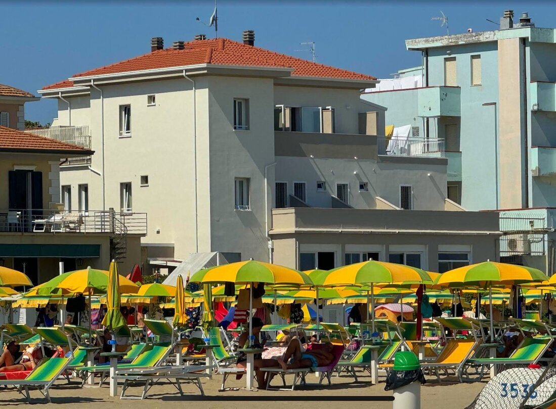L'hotel visto dal mare L'hotel visto dal mare